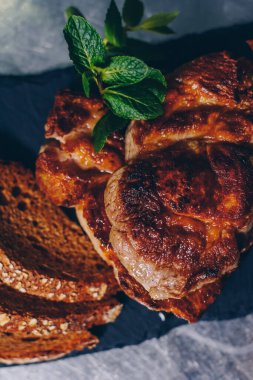Siyah taş tabakta ızgara domuz boynu.