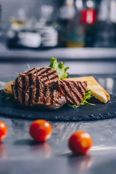 Steaks Bœuf Grillés Sur Panneau Pierre Noire — Photo