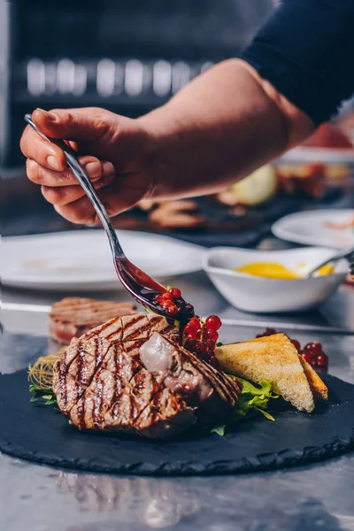 Siyah taş tahtada ızgara biftek.