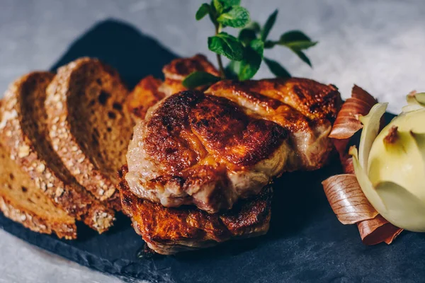 Grilled Pork Neck Black Stone Plate — Stock Photo, Image