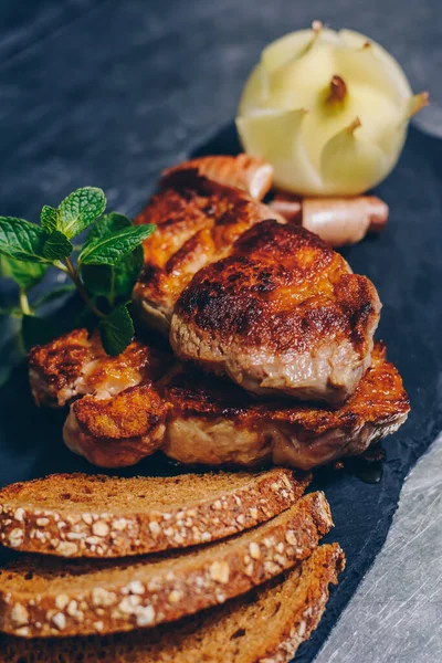 Grilled Pork Neck Black Stone Plate — Stock Photo, Image