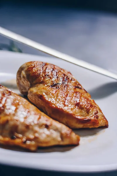 Pechugas Pollo Parrilla Plato Blanco —  Fotos de Stock