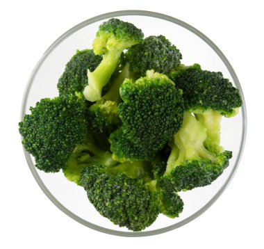 Beyaz arka planda cam bir kasede yeşil brokoli. 