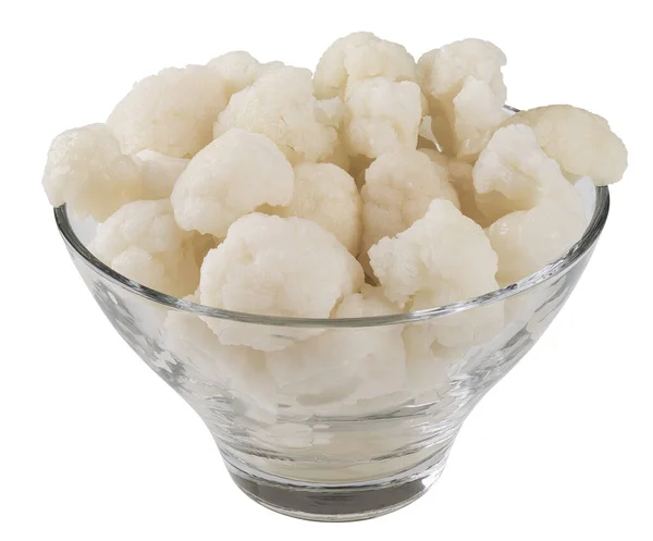 Beyaz arka planda cam bir kasede beyaz karnabahar.