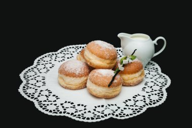 Beyaz altlıklı ev yapımı çörekler.