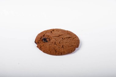 Beyaz arka planda ev yapımı kurabiye.