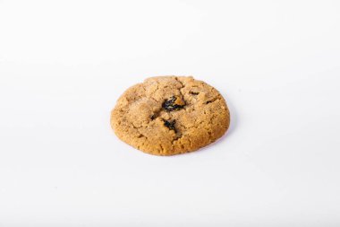 Beyaz arka planda ev yapımı kurabiye.