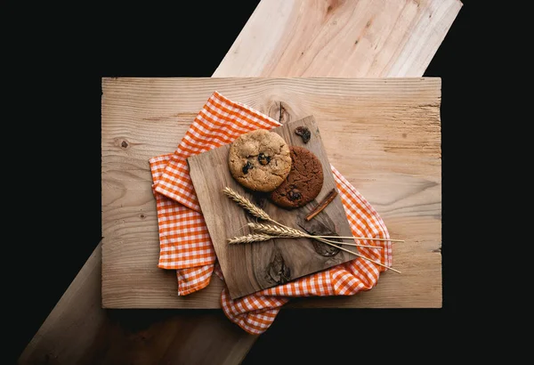 Tahta masada ev yapımı kurabiyeler.