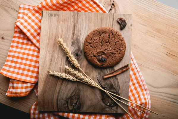 Tahta masada ev yapımı kurabiyeler.
