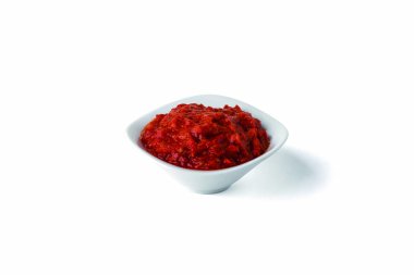 Ev yapımı Sırp yemeği ayvar, biber serpilmiş..