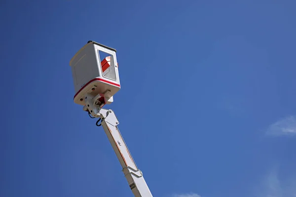 Mavi arka planda kırpma yolu olan sepetli turna.