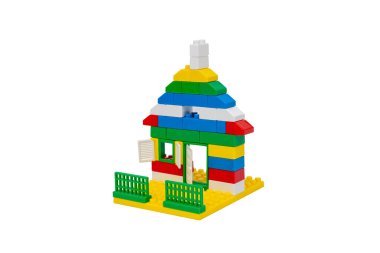 Beyaz arka planda plastik oyuncak blokları, ev. Yollar kırpılıyor.