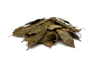 Beyaz arkaplanda kuru defne yaprakları yığını