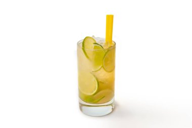 Beyaz arka planda taze limonlu mojito kokteyli.