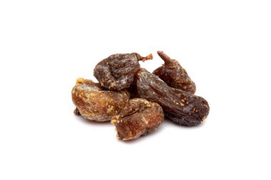 Beyaz arka planda kurumuş incirler