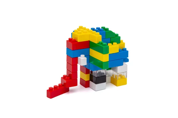 Beyaz arka planda plastik oyuncak blokları, fil.