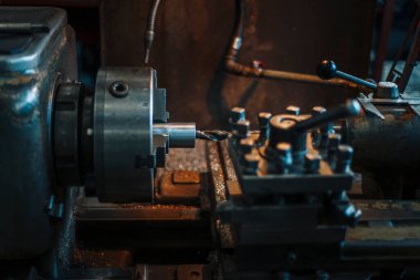 Metal fabrikasındaki eski torna makinesi.