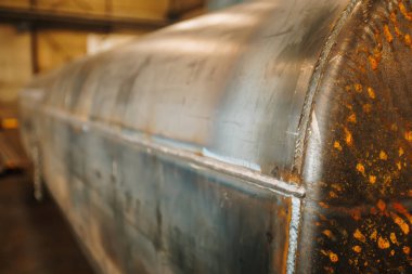 Metal tanktaki kaynak hatları