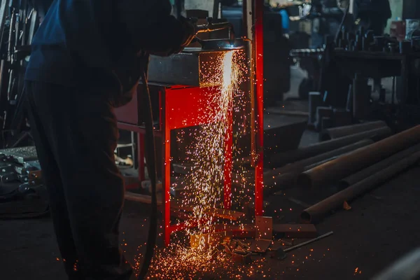 金属加工工場でのアセチレントーチ切断 — ストック写真