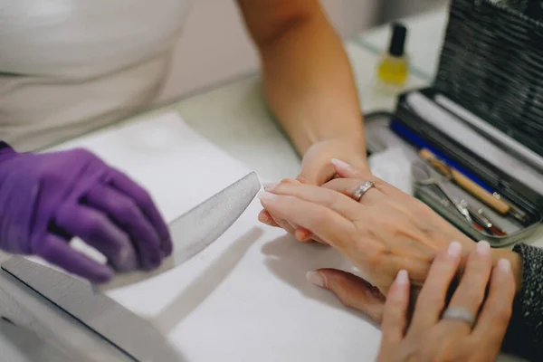 Kobieta Ręce Salonie Paznokci Otrzymuje Manicure — Zdjęcie stockowe