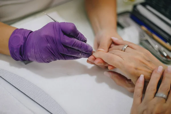 Kobieta Ręce Salonie Paznokci Otrzymuje Manicure — Zdjęcie stockowe