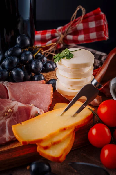 Siyah arka planda şarap için aperatifler