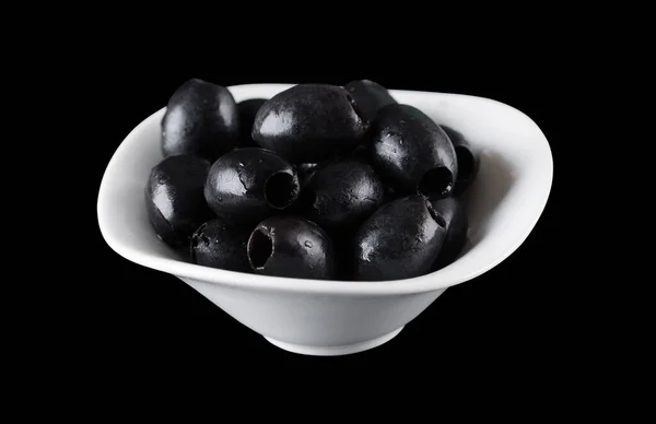 Siyah arka planda seramik kasede siyah çukur zeytin ve kırpma yolu.