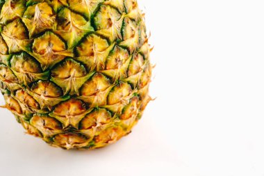 Beyaz arkaplanda ananas meyvesi