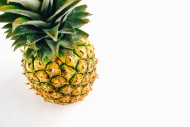 Beyaz arkaplanda ananas meyvesi