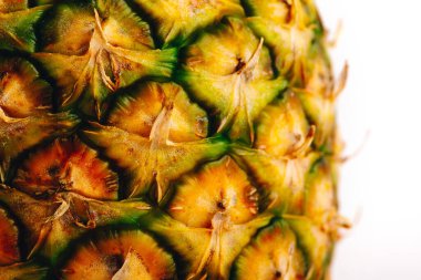 Beyaz arkaplanda ananas meyvesi