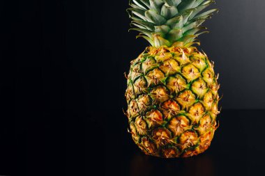 Siyah arka planda ananas meyvesi