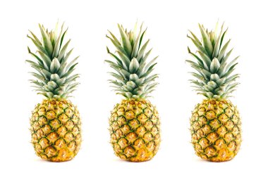 Beyaz arkaplanda ananas meyvesi