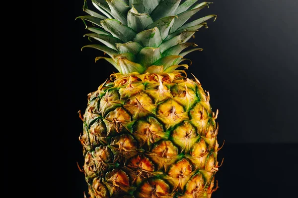 Siyah arka planda ananas meyvesi