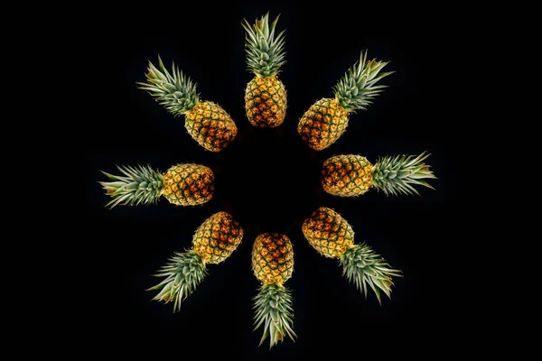 Ananas Hedelmät Mustalla Pohjalla — kuvapankkivalokuva