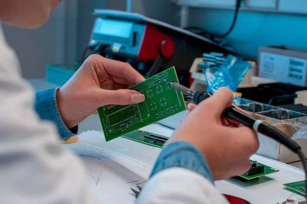 Devre kartının mühendis lehimlemesi