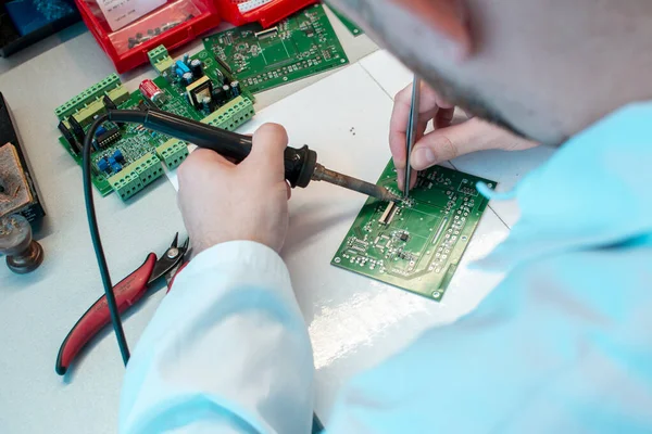 Devre kartının mühendis lehimlemesi