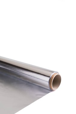 Beyaz arkaplanda alüminyum folyo rulosu