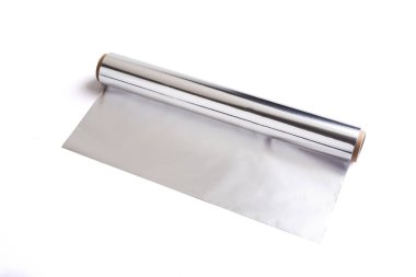 Beyaz arkaplanda alüminyum folyo rulosu