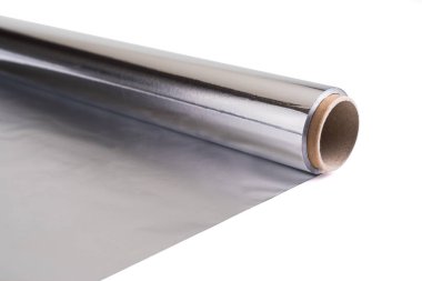 Beyaz arkaplanda alüminyum folyo rulosu