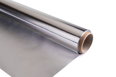 Beyaz arkaplanda alüminyum folyo rulosu