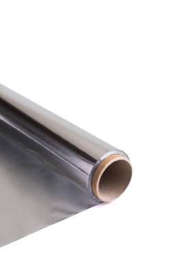 Beyaz arkaplanda alüminyum folyo rulosu