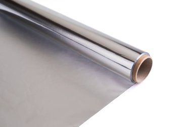 Beyaz arkaplanda alüminyum folyo rulosu