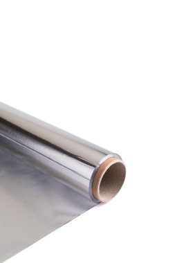 Beyaz arkaplanda alüminyum folyo rulosu