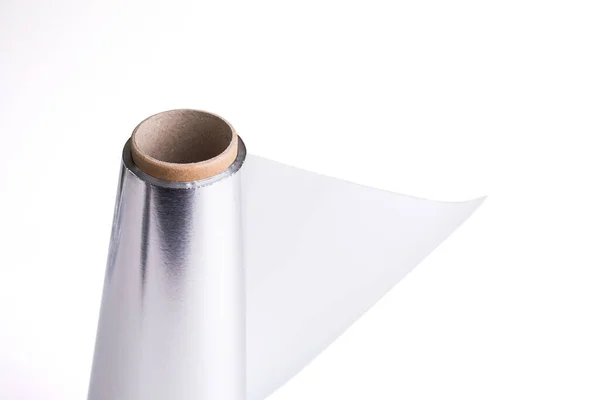 白い背景にアルミ箔のロール — ストック写真
