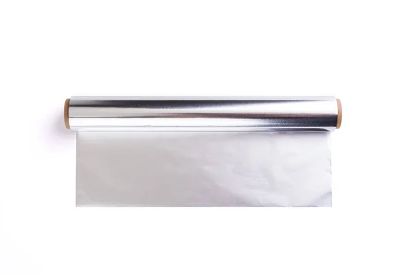 Beyaz arkaplanda alüminyum folyo rulosu
