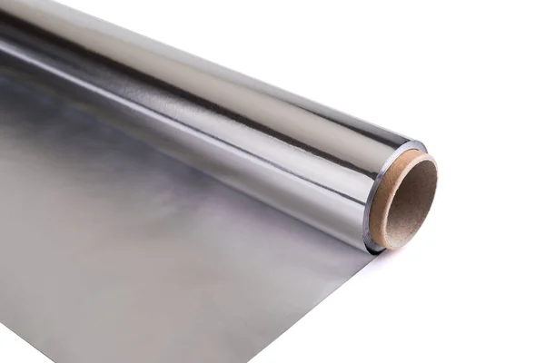 Beyaz arkaplanda alüminyum folyo rulosu