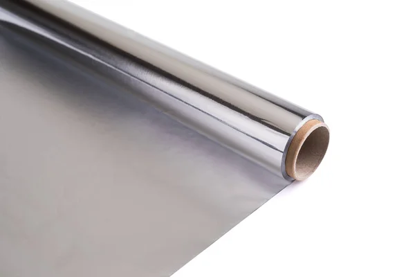Beyaz arkaplanda alüminyum folyo rulosu