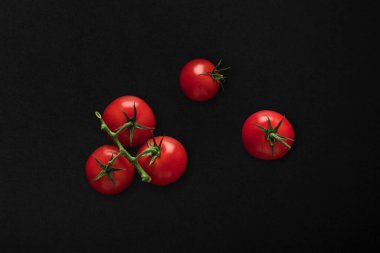 Siyah arka planda tahta kaşıkta makarna.