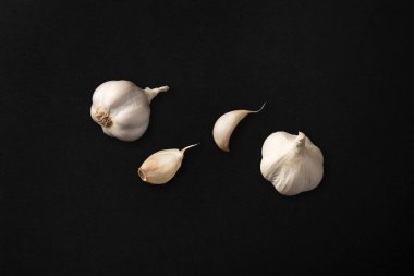 Siyah arka planda çiğ sarımsak..