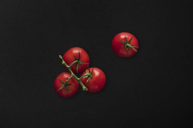 Siyah arka planda tahta kaşıkta makarna.